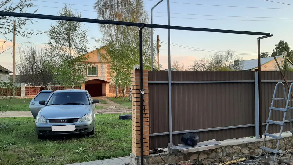 Создание откатных ворот: закрытие каркаса металлопрофилем (часть 2) + небольшая хитрость