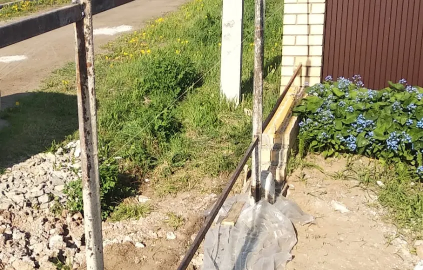 Реставрация кирпичных столбиков и фундамента для забора