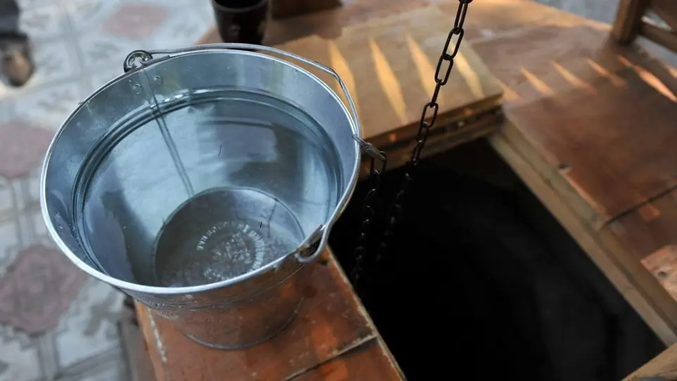 Очистка воды из колодца на участке с загородным домом