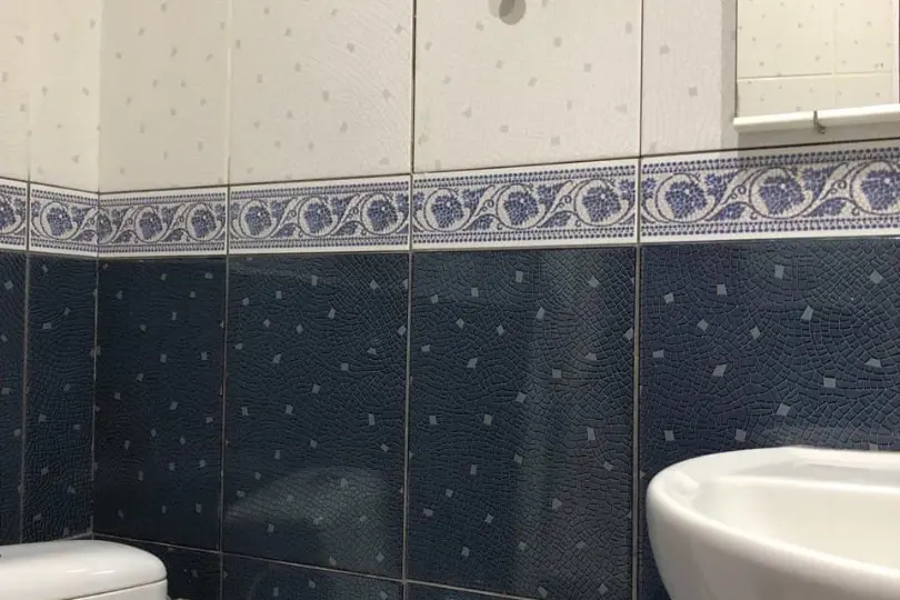 Установка люка из плитки на магнитах в ванной комнате
