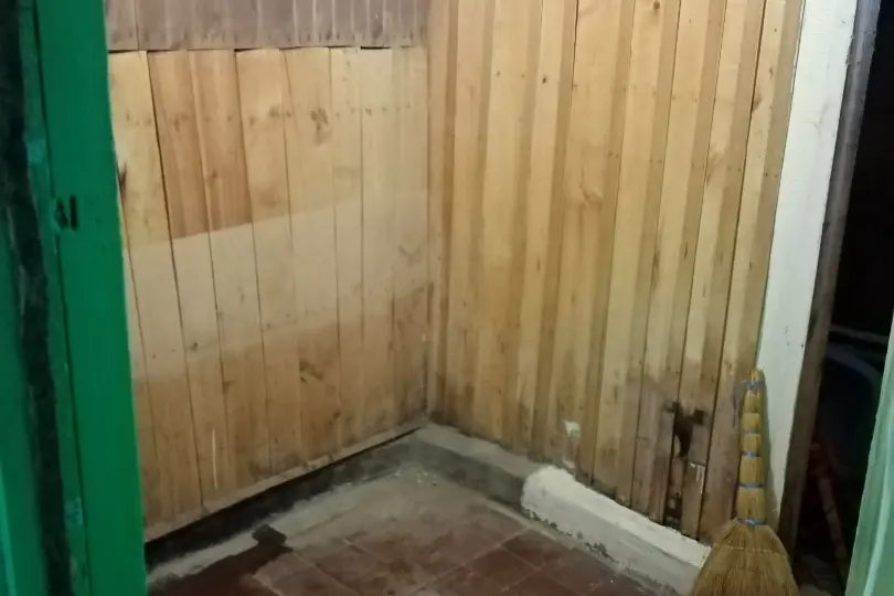 Простая и нужная конструкция в кладовой для хранения урожая