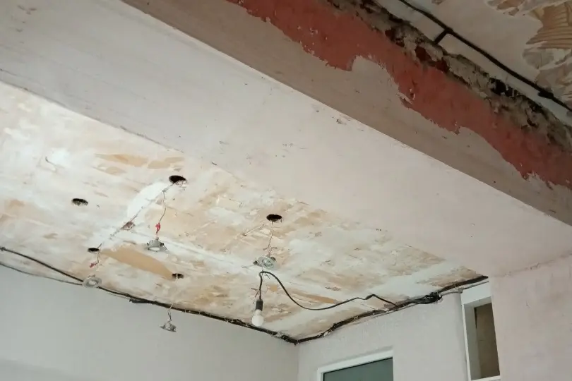 Зонирование на кухне при помощи несущей потолочной балки: необычно и красиво!