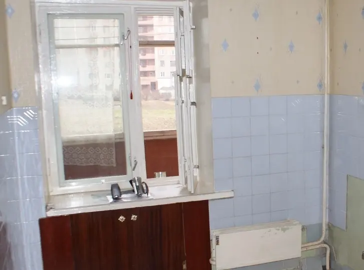 Демонтаж встроенного шкафчика под окном: расширяем пространство кухни