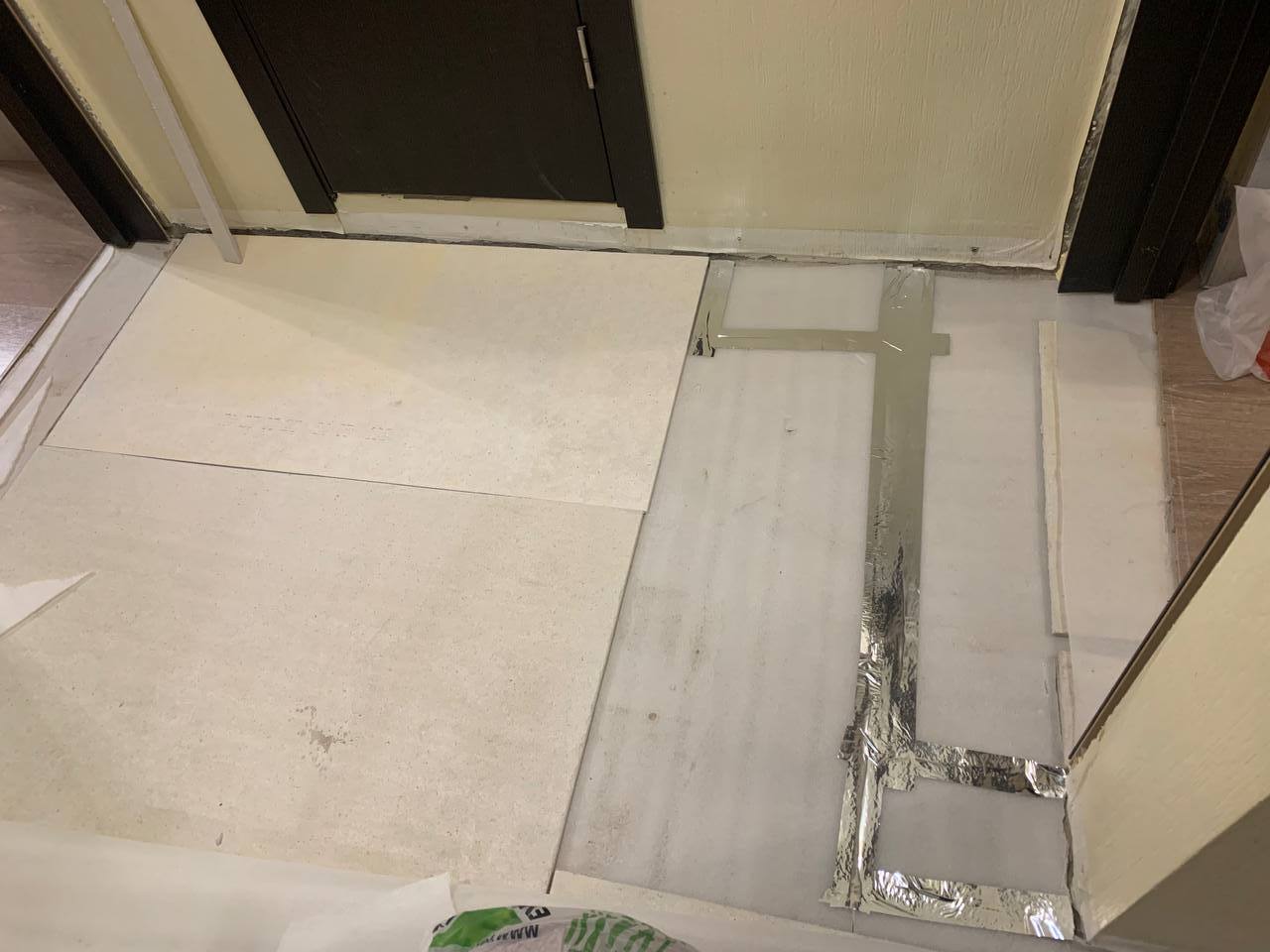 Укладка ГВЛ на пол в прихожей